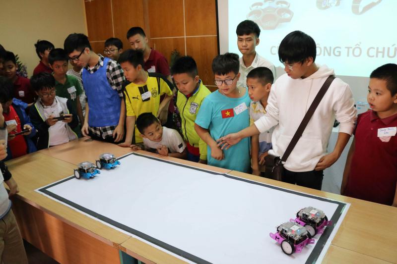 Trải nghiệm robot tại trường Đoàn Thị ĐIểm Hạ Long