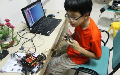 Tại sao các bậc phụ huynh nên cho trẻ học lập trình robot 