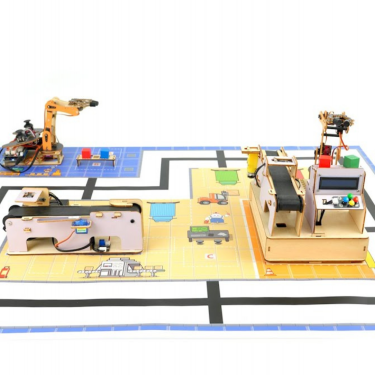 Bộ Nhà Máy Thông Minh QE037 tích hợp Smart Factory Education Kit QE031 và TruckBott Smart Factory Education Kit QE032, tạo thành mô hình nhà máy thông minh phục vụ giáo dục STEM.